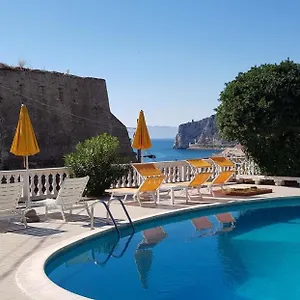 https://park-hotel-castello-finale-ligure.hotelitalianriviera.com
